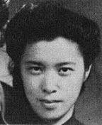 尽管如此，Anna Wang
                                [Anneliese
                                Martens]在她的回忆录中表达了对龚鹏的嫉妒，称英美记者由于被金鱼眼的私人助理所吸引而恭维中国共产党人和共产主义运动周恩来